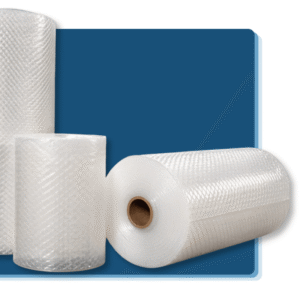 POLIBURBUJA EN ROLLO: 7 BENEFICIOS CLAVE PARA PROTEGER TUS ENVÍOS 5 Rollo de poliburbuja transparente utilizado como material de embalaje industrial.