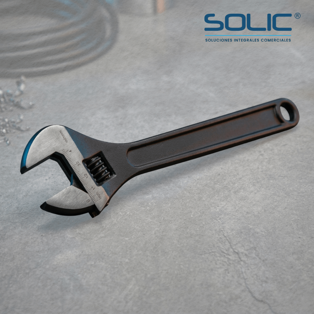 LLAVES AJUSTABLES (PERICO) 4 Llave inglesa ajustable profesional de 24 pulgadas con acabado pavonado negro y quijada milimétrica expuesta sobre una mesa de trabajo de taller.